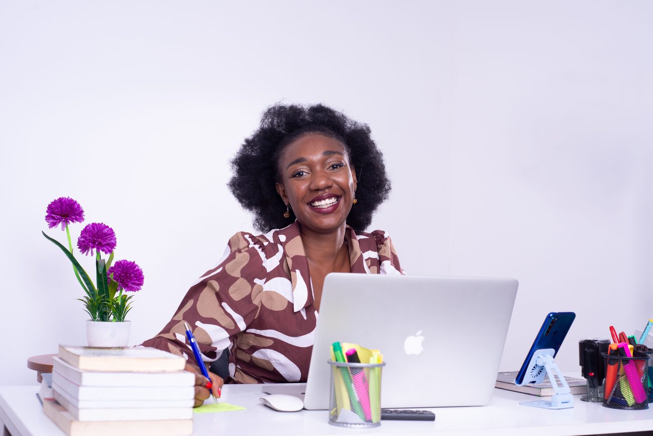 Professionnelle au travail dans un bureau — photo temporaire, à remplacer par un visuel officiel