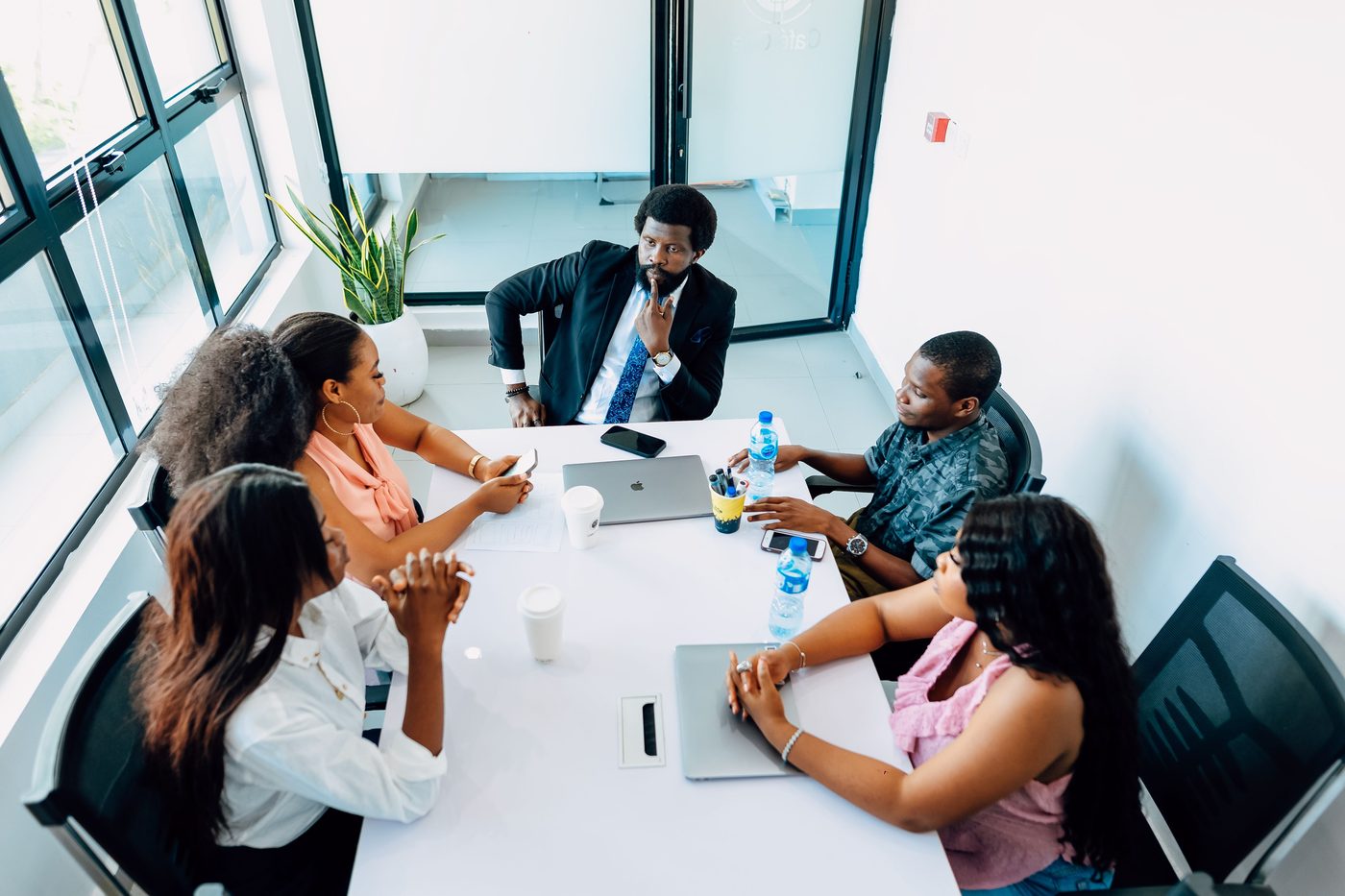 Équipe professionnelle en réunion de travail — photo temporaire, à remplacer par un visuel officiel